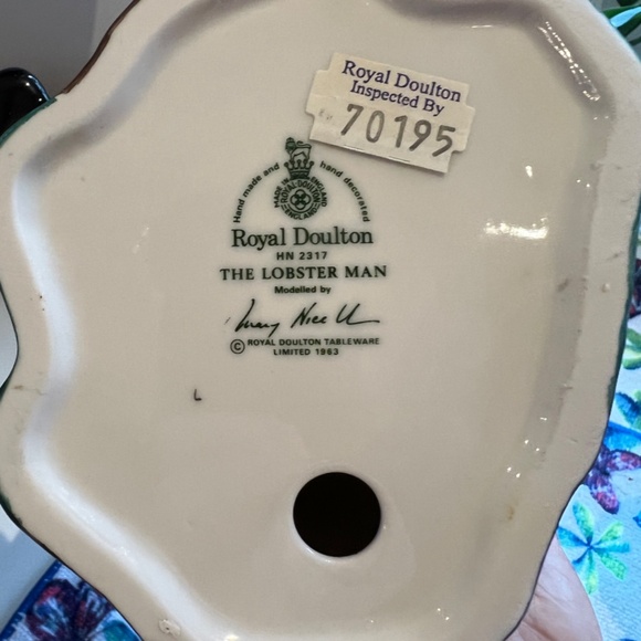 Vintage Royal Doulton's 'The Lobster Man' - Picture 9 of 9